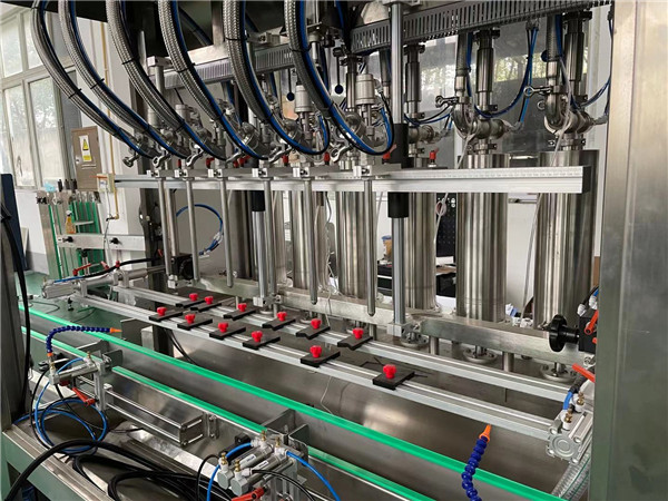 Detalji automatske klipne mašine za punjenje